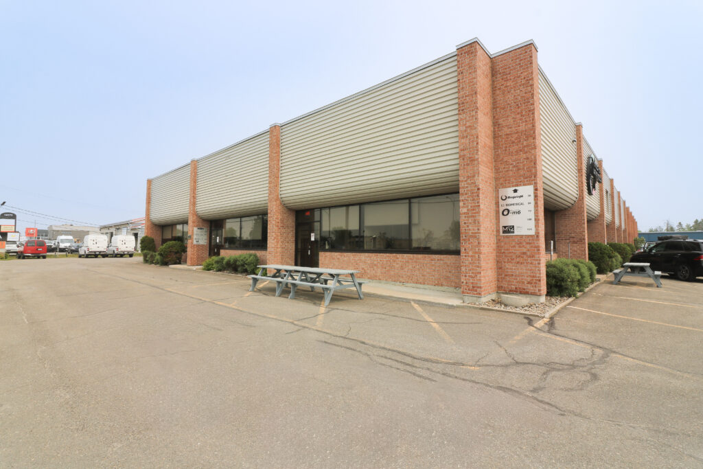 Façade de la suite 10 du bâtiment situé au 14163 boulevard Curé-Labelle à Mirabel, avec visibilité sur la route 117