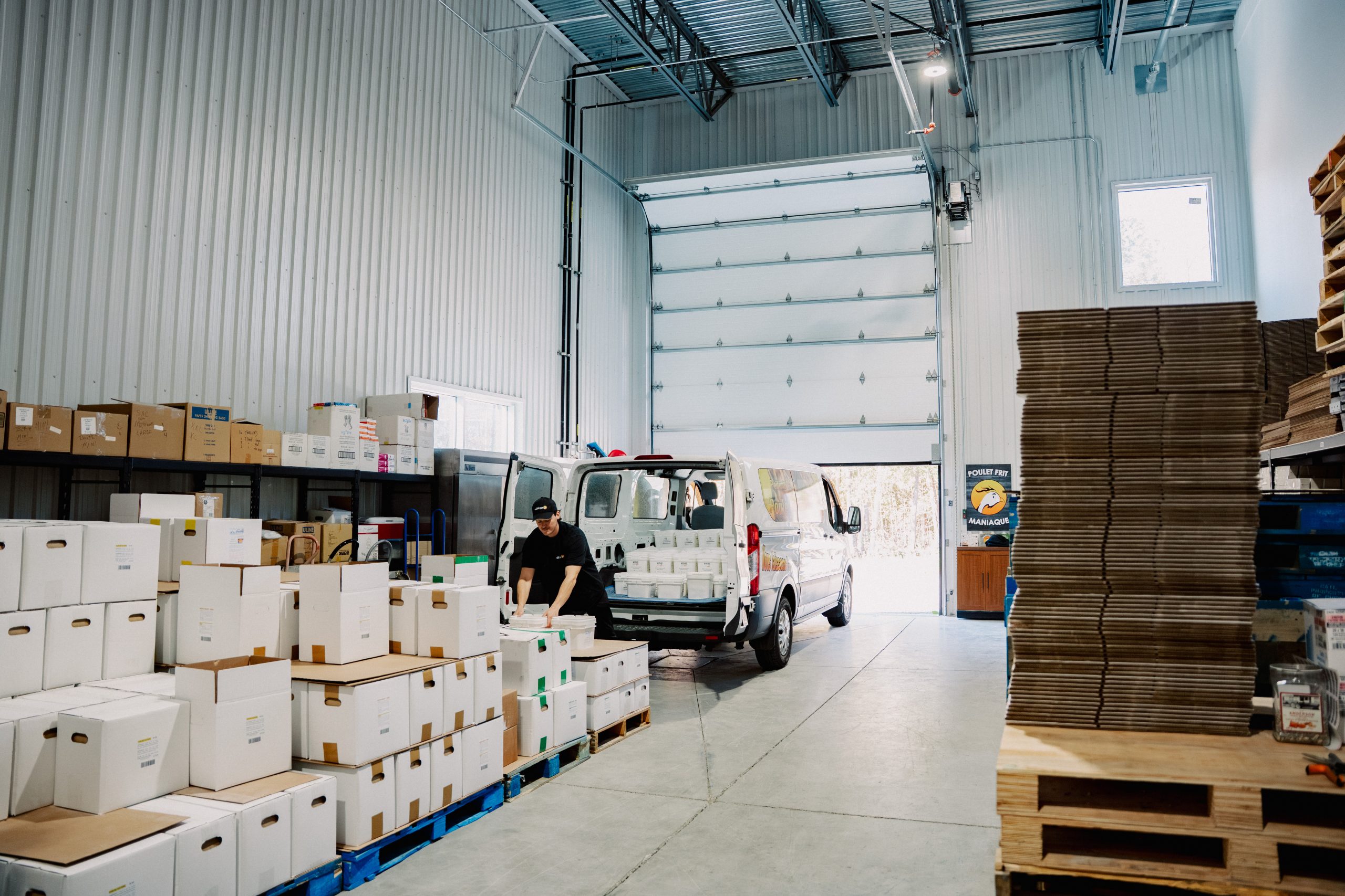 Sicola - Personne ramplissant un camion dans un bâtiment